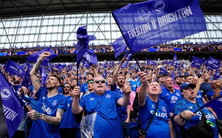 إيفرتون معروض للبيع بعد توتر العلاقة بين المالك والجماهير